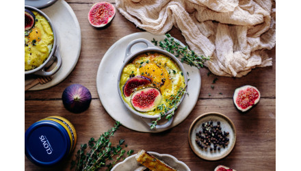 Œufs cocotte à la figue, moutarde au miel et mouillettes en croûte de moutarde